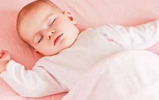 Sicherer #Babyschlaf minimiert das Risiko für plötzlichen Kindstod #Baby und der heilige #Schlaf. Ein Thema, dass Eltern in den ersten Lebenswochen und Monaten stark beschäftigt. Neben den #Einschlafproblemen, den #Durchschlafthemen wird ein Schlafthema auch immer wieder von außen an einen herangetragen. Das ist der sichere #Babyschlaf(platz).