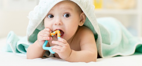 Baby zahnen: Was tun wenn die ersten Zähne kommen? Symptome, Hilfestellungen und Tipps rund um das ThemaBaby zahnen, Zahnungshilfen, Schmerzen Ratgeber für Baby und Kleinkind. Hilfe der erste Zahn kommt