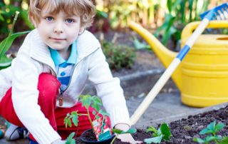 Wie Kinder im Garten beschäftigen? {Einfach mitmachen lassen: Gärtnern mit Kindern Tipps}