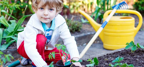 Wie Kinder im Garten beschäftigen? {Einfach mitmachen lassen: Gärtnern mit Kindern Tipps}