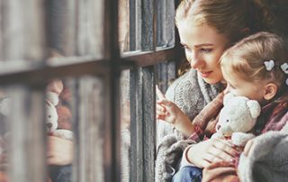 Regenwetter Tage kommen & damit auch die Frage des Kindes "Mir ist langweilig, was machen wir jetzt?" Hier gibt es 10 Ideen für verregnete Tage für kleine Kinder