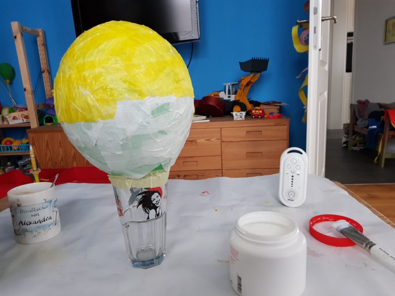 DIY Luftballon Laterne basteln mit Kindern - Kinderleichte Laterne basteln aus einem Luftballon und Transparentpapier. Luftballon Laterne basteln mit Kleinkind Vorlage gibt es hier. Basteln mit Kindern