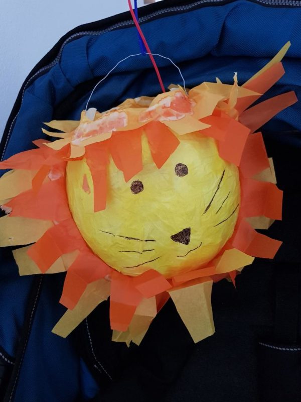 DIY Luftballon Laterne basteln mit Kindern - Kinderleichte Laterne basteln aus einem Luftballon und Transparentpapier. Luftballon Laterne basteln mit Kleinkind Vorlage gibt es hier. Basteln mit Kindern