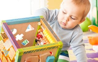 Motorische Entwicklung von Babys und Kleinkindern fördern mit Motorikspielzeug. Eine Auswahl an Tipps und Empfehlungen, um die Feinmotorik spielerisch zu fördern und eine Tabelle zur motorischen Entwicklung gibt es hier.