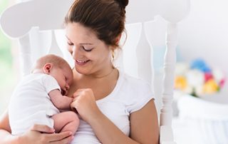 10 Tipps fürs Wochenbett - die erste Zeit mit Baby Was braucht man im Wochenbett? Diese Frage stellen sich viele werdende Mamis. Meine 10 Tipps fürs Wochenbett helfen dir bei der Vorbereitung aufs Wochenbett