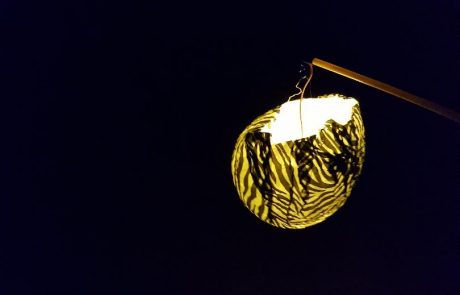 Luftballon Laterne Zebra Look DIY Luftballon Laterne basteln mit Kindern - Kinderleichte Laterne basteln aus einem Luftballon und Transparentpapier. Luftballon Laterne basteln mit Kleinkind Vorlage gibt es hier. Basteln mit Kindern