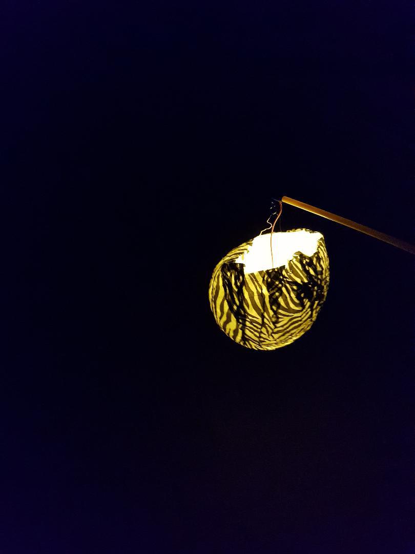 DIY Luftballon Laterne basteln mit Kindern - Kinderleichte Laterne basteln aus einem Luftballon und Transparentpapier. Luftballon Laterne basteln mit Kleinkind Vorlage gibt es hier. Basteln mit Kindern