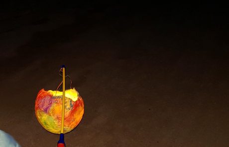 Bunte Luftballon Laterne DIY Luftballon Laterne basteln mit Kindern - Kinderleichte Laterne basteln aus einem Luftballon und Transparentpapier. Luftballon Laterne basteln mit Kleinkind Vorlage gibt es hier. Basteln mit Kindern