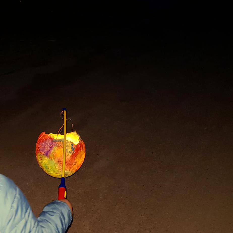 DIY Luftballon Laterne basteln mit Kindern - Kinderleichte Laterne basteln aus einem Luftballon und Transparentpapier. Luftballon Laterne basteln mit Kleinkind Vorlage gibt es hier. Basteln mit Kindern