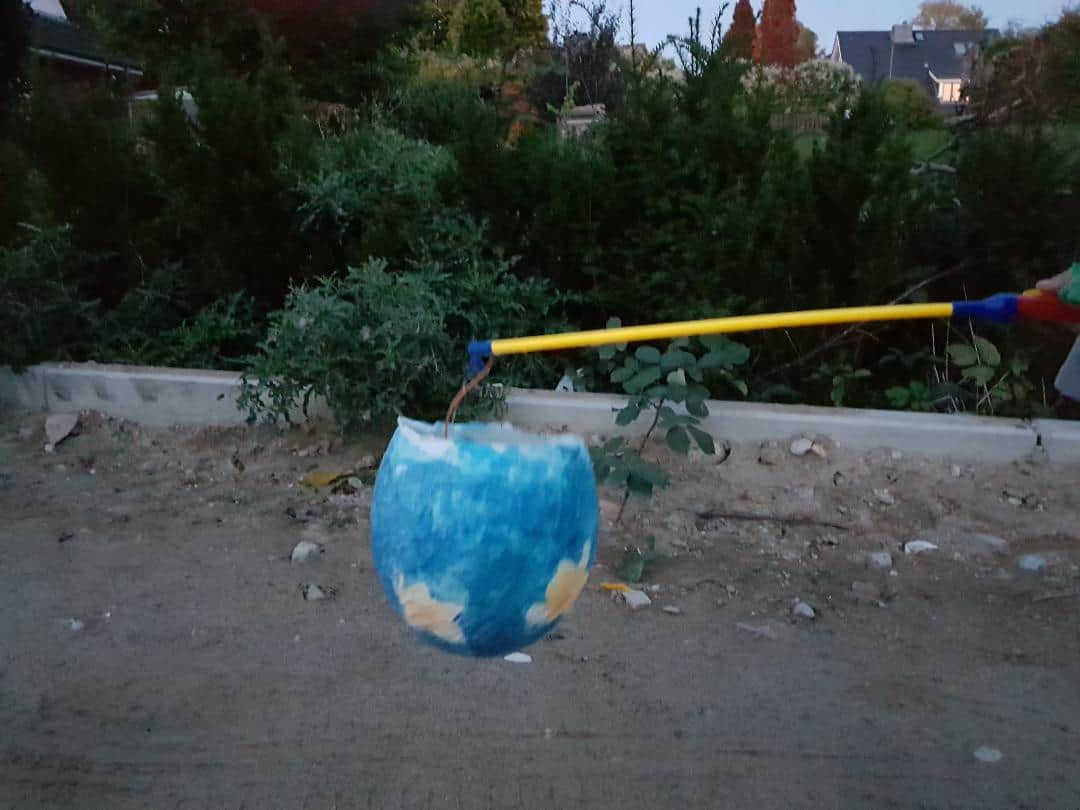 DIY Luftballon Laterne basteln mit Kindern - Kinderleichte Laterne basteln aus einem Luftballon und Transparentpapier. Luftballon Laterne basteln mit Kleinkind Vorlage gibt es hier. Basteln mit Kindern