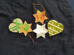 Sterne und Herzen als Tannenbaumschmuck gemeinsam mit Kindern basteln für Weihnachten. Verschenkt wird Zeit und Liebe.