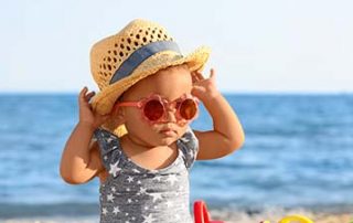 Baby mit Sonnenbrille - Ab wann ist eine Sonnenbrille für Baby sinnvoll? Kindersonnenbrille kaufen