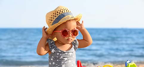 Baby mit Sonnenbrille - Ab wann ist eine Sonnenbrille für Baby sinnvoll? Kindersonnenbrille kaufen
