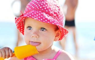 Mit Baby Sonnenhut Baby vor Sonne schützen