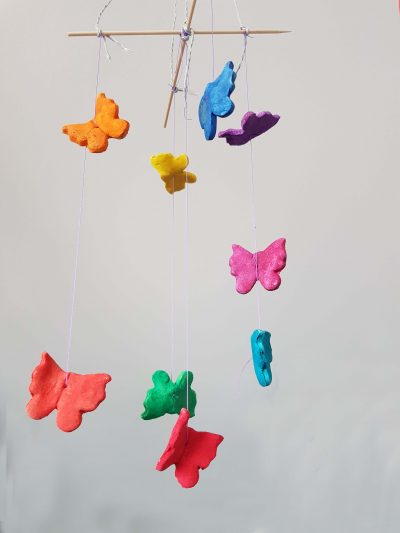 Schmetterlinge aus Salzteig zum Mobile aufgehängt - Geschenk zur Geburt