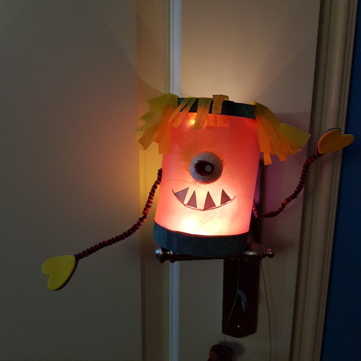 Monsterlaterne basteln mit Anleitung mit Kindern | Mama Rausch