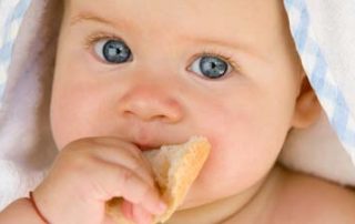 Ab wann das erste Butterbrot fürs Baby